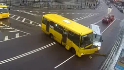 У центрі Луцька бус в'їхав у маршрутку з пасажирами: є постраждалі (відео)