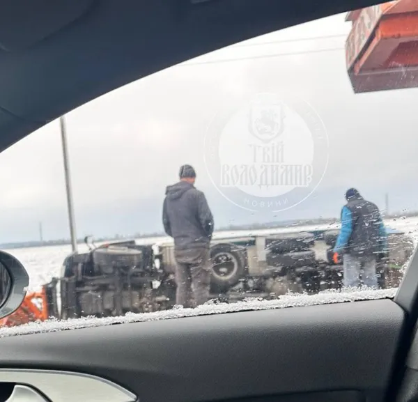 На волинській трасі вантажівка, яка посипає дороги, злетіла в кювет (фото)