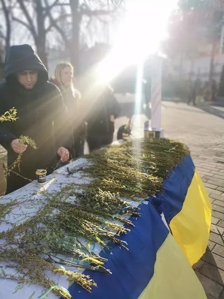 Луцькі волонтери продавали вербові букетики та зібрали 55 тисяч для військових (фото, відео)