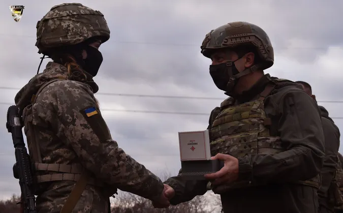 Зеленський подарував годинники волинським військовим у зоні ООС (фото)