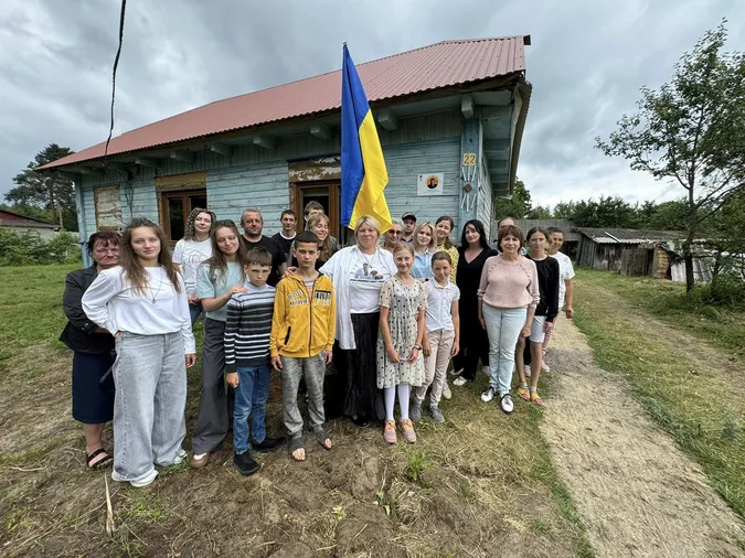 У пам'ять про сина: відома луцька художниця перетворила стару хату на артрезиденцію