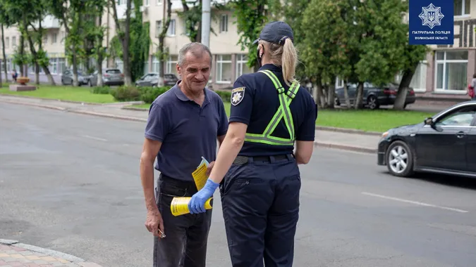 У Луцьку патрульні ловили пішоходів, що переходили дороги не за правилами