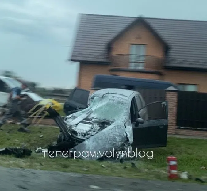 На Волині – моторошна ДТП: авто влетіло у паркан та припарковані машини (фото, відео)