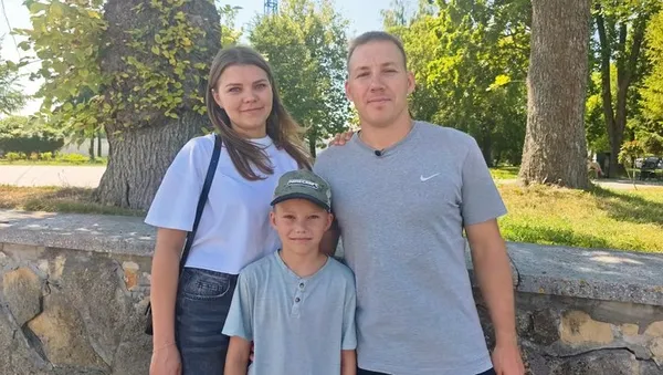 Михайло Соколян із дружиною та сином