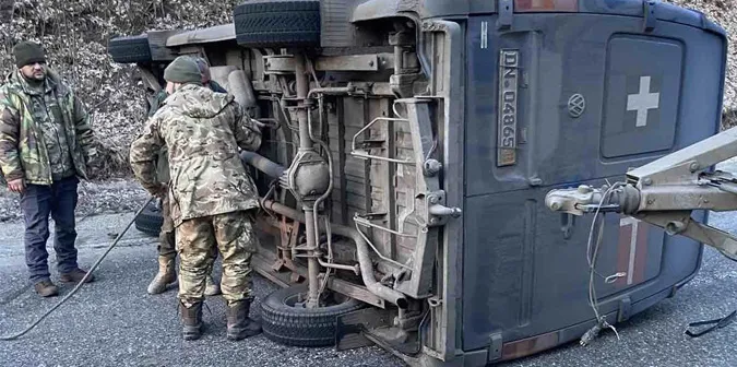 Волинський волонтер потрапив у ДТП поблизу Слов’янська (фото, відео)