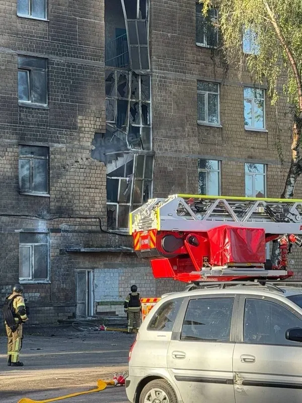 У Києві ворожий дрон влучив у школу під час уроків