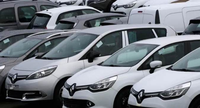 Бюджетні Renault на луцькому авторинку: асортимент та ціни (відео)