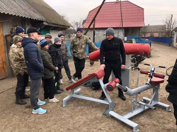 На Волині атовці подарували спортінвентар підліткам, які тренувалися в халупі
