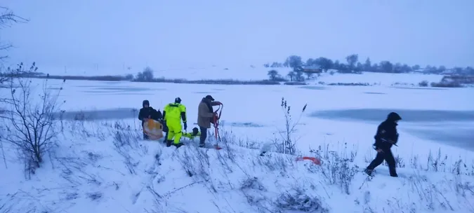 Один із них провалився у воду: на Волині двоє дітей застрягли на кризі (фото)