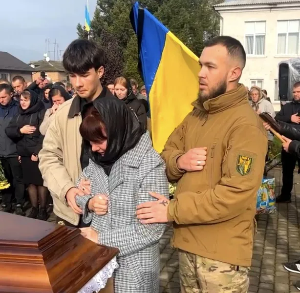 У Рожищі попрощалися із загиблим воїном Віктором Яручиком (фото)