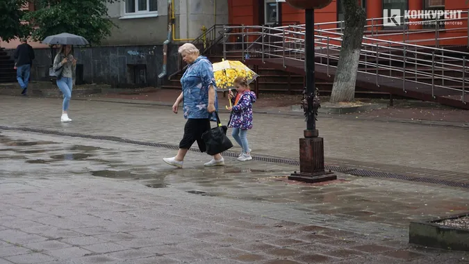 Мокрі етюди: як у серці Луцька люди тікали від літнього дощу (фото)