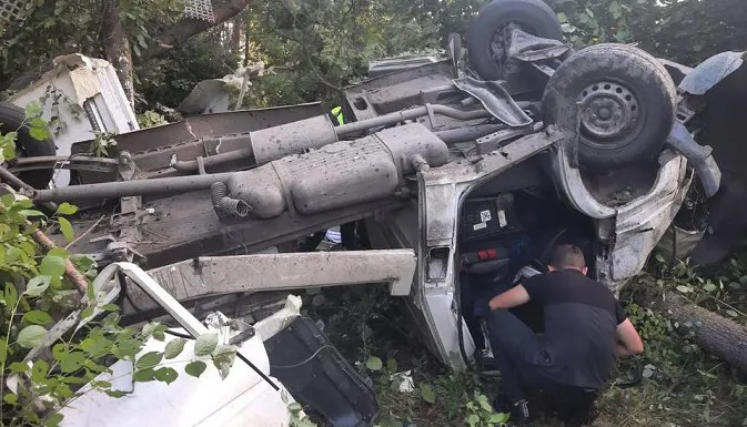 Під Володимиром-Волинським бус злетів у кювет і перекинувся (відео)