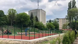 Біля парку в Луцьку готуються до відкриття баскетбольного майданчика (ФОТО)