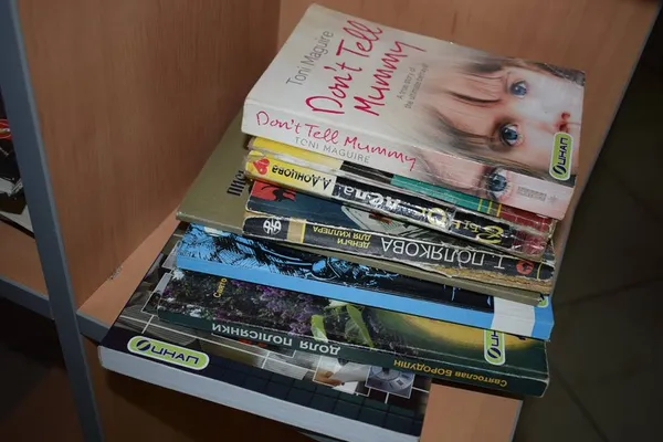 У луцькому ЦНАПі з'явилася поличка для обміну книгами (фото)