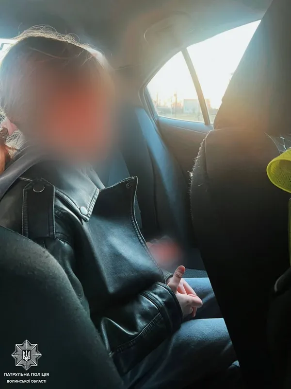 Плакала та намагалася зупинити автомобілі: у Ковелі поліцейські допомогли дитині