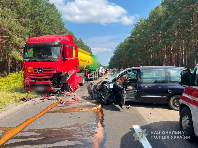 Моторошна трагедія: під колесами бензовоза на Волині загинув водій з Рівненщини (фото)
