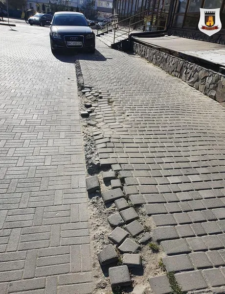 У Луцьку на Соборності паркувальники пошкодили тротуар (фото)