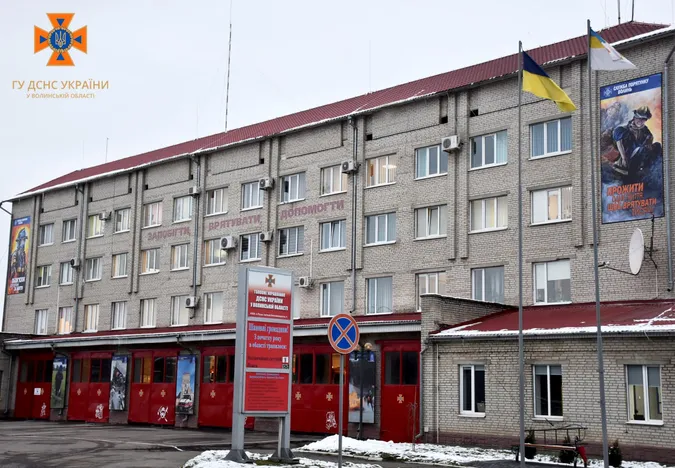 Головне управління рятувальників на Волині прикрасили дитячими малюнками (фото)
