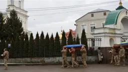 Небо плакало: у Луцьку попрощалися з воїнами Олександром Семенюком та Іваном Кумбровим