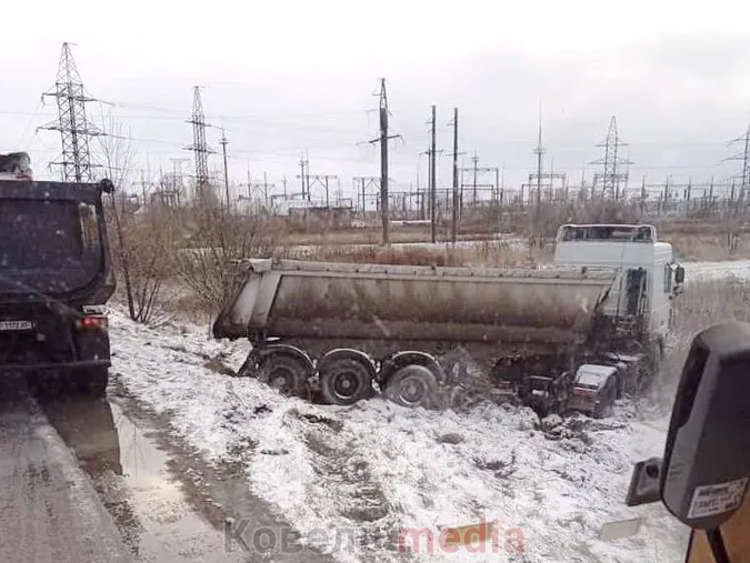 Наслідки негоди: в Ковелі з дороги злетів самоскид