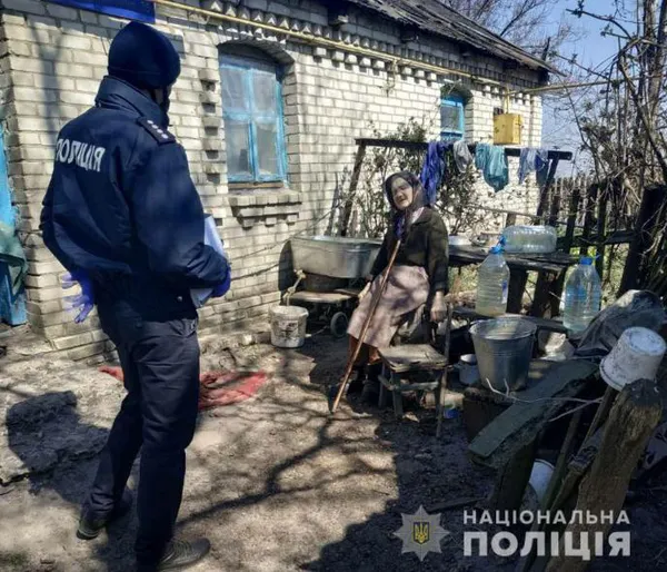 На Волині поліція допомагає літнім та одиноким людям під час карантину (фото)