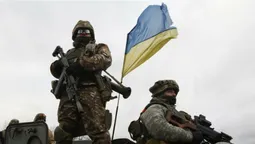 Українські військові знайшли уламки горщиків XVIII ст. і передали в музей (фото)