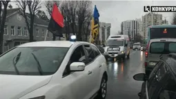 Місто зустріло Героїв дощем: до Луцька привезли тіла загиблих захисників (відео)
