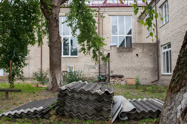 Сильний вітер зірвав дах і потрощив вікна у навчально-реабілітаційному центрі на Волині (фото)