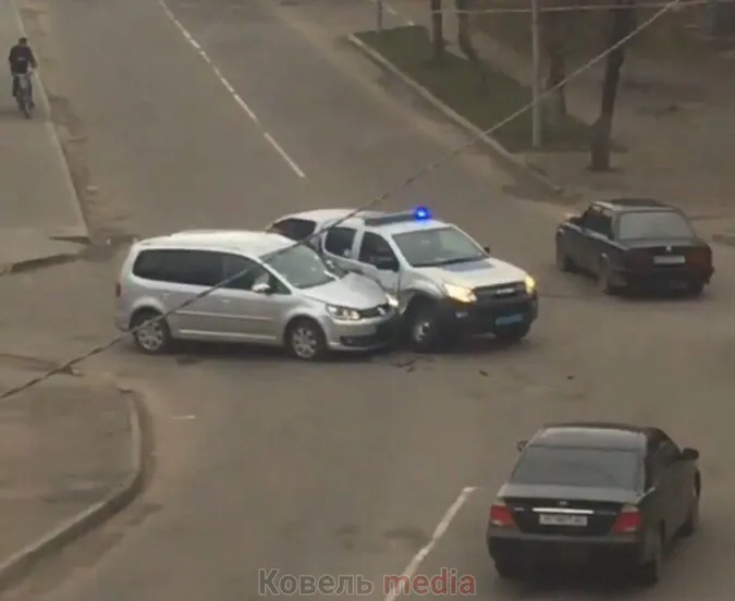 У Ковелі легковик протаранив поліцейську автівку (фото, відео)