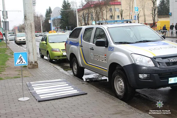 Патрульні навчали лучан правильно переходити дорогу (фото)