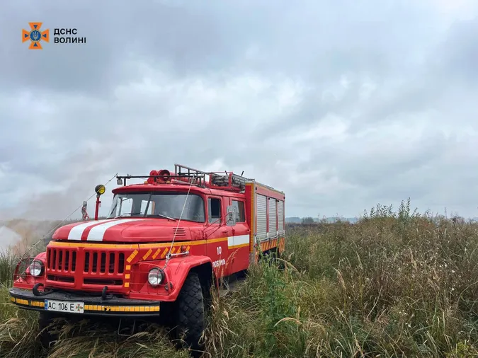 На Ковельщині палає торфовище: на місці працюють шість загонів рятувальників (фото)