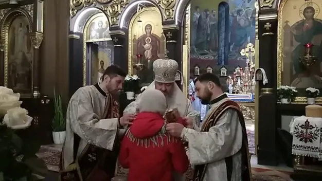 Пасхальне Причастя з однієї ложки: у храмі на Волині порушили карантин (відео)