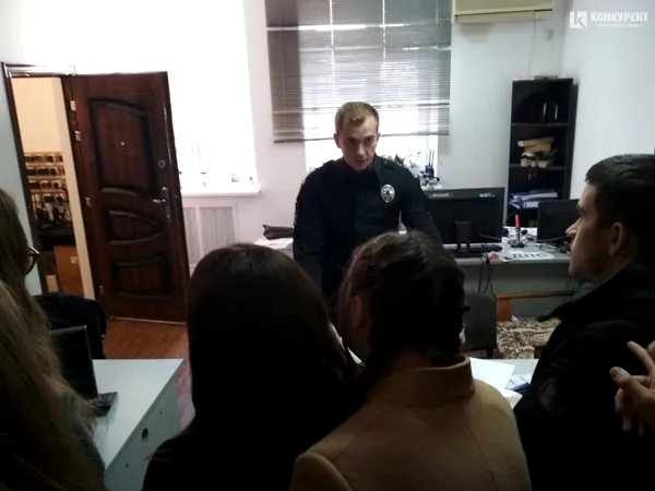 Рація, «броніки» та 100 запитань: луцькі школярі відвідали управління патрульної поліції (фото)