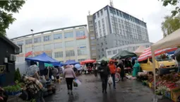 На луцькому ринку біля «Торби» – ажіотаж: по що у дощ йшли покупці (відео)