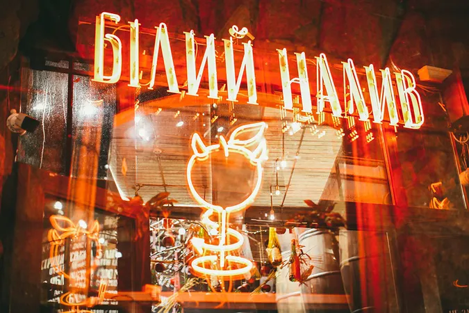 «Білий Налив» знову «нагрішив»: луцькі муніципали оштрафували заклад (фото)