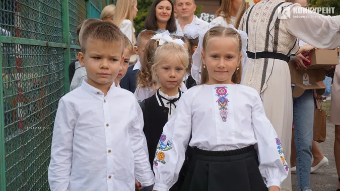 Як відзначили перший дзвоник у Луцькому ліцеї №9 (фото)
