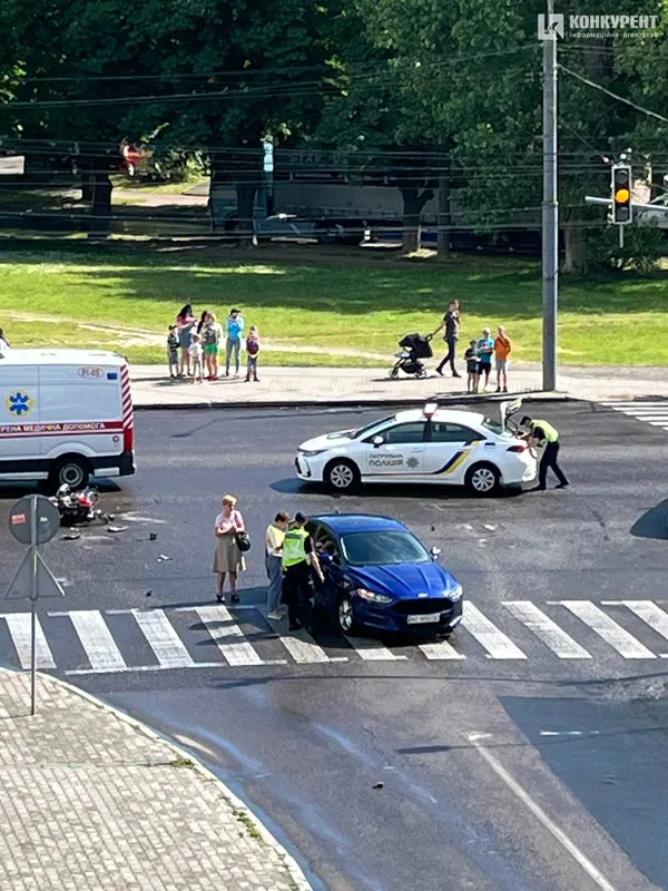 У Луцьку на Київському майдані водійка легковика збила мотоцикліста: рух ускладнено (фото)