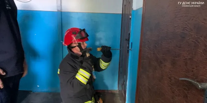 У центрі Луцька в зачиненій квартирі знайшли труп (відео)