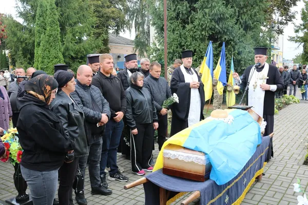 Поховала вже другого сина-Героя: на Волині попрощалися з воїном Романом Юрчуком (фото)