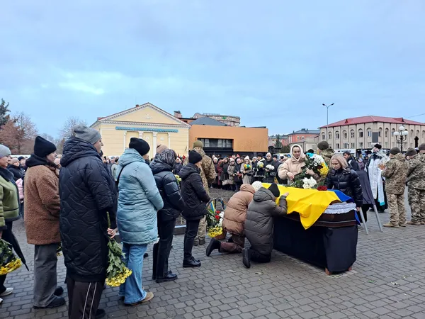 Після 13 місяців надії: Ковель попрощався з воїном Романом Лайтаром (фото)