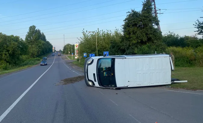 У Нововолинську внаслідок аварії перевернувся бус, пасажирка – в лікарні (фото)