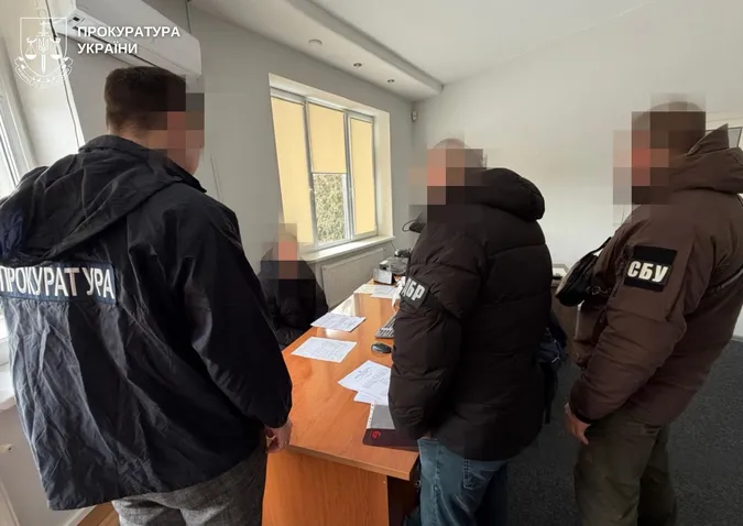 Митний скандал на посту «Луцьк»: електровантажівки розмитнювали як легкові авто (фото)
