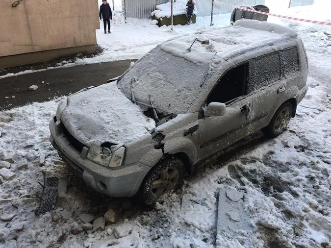 Через засніжені кабелі у Луцьку потрощило машину