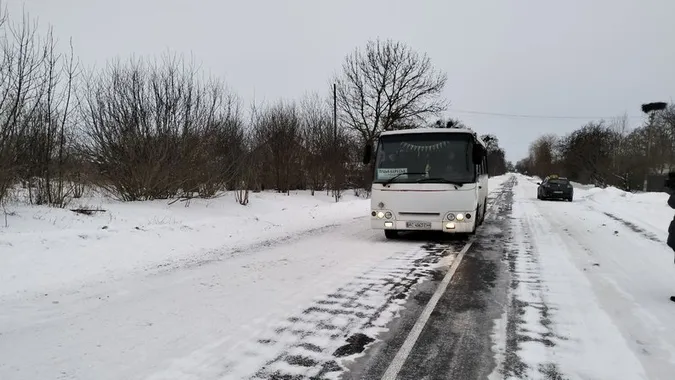 «Дуже важко без транспорту»: між чотирма селами Луцького району немає автобусного сполучення (фото, відео)