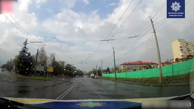 На Волині немовля впало з візка: патрульні допомогли швидко дістатися до лікарні (відео)