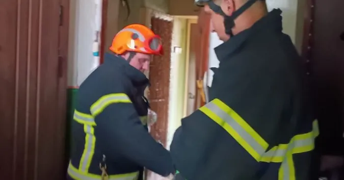 Не виходила на зв'язок: рятувальники вибили двері помешкання в центрі Луцька