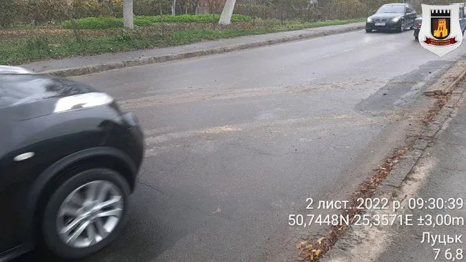 У Луцьку будівельників змусили прибрати землю на дорозі (фото)