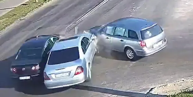 Показали момент жахливого зіткнення трьох авто на Львівській у Луцьку (відео)