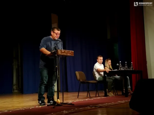 Що запитували лучани на громадських слуханнях по смороду (фото)
