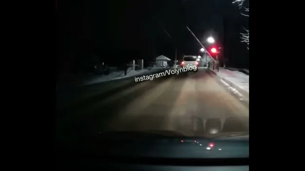 Намагався проскочити на переїзді: у Ковелі шлагбаум впав на авто (відео)